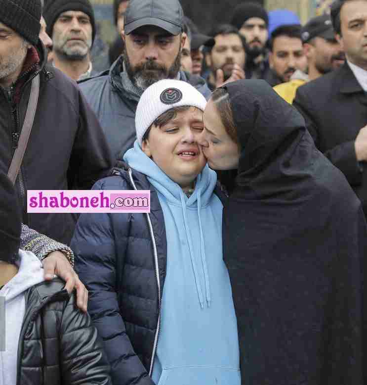 تصاویر/ گریه فرزندان شهرام عبدولی در مراسم ختم پدرش اشک همه را درآورد + عکس