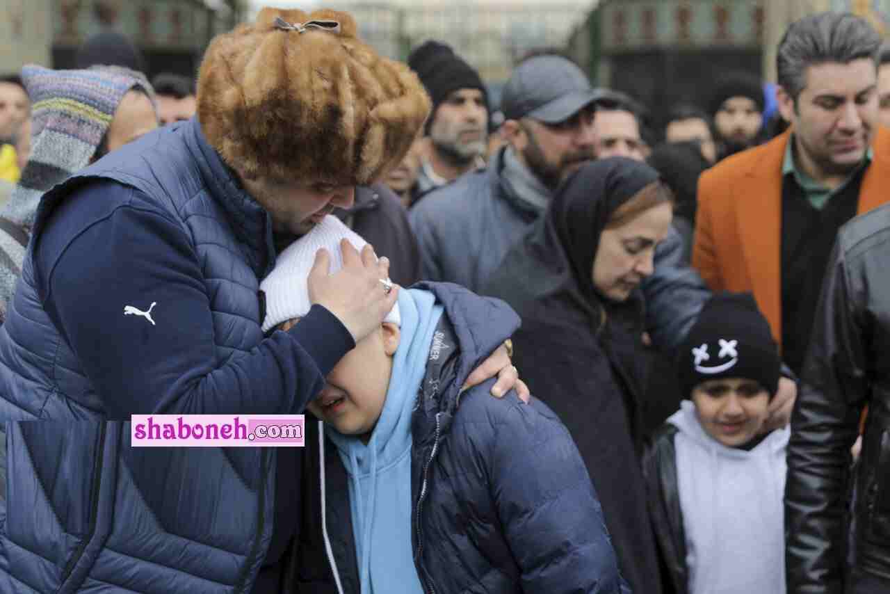 تصاویر/ گریه فرزندان شهرام عبدولی در مراسم ختم پدرش اشک همه را درآورد + عکس