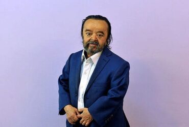 عکس/ عاشقانه تحسین برانگیز و دیدنی اسدالله یکتا و همسرش در کافه