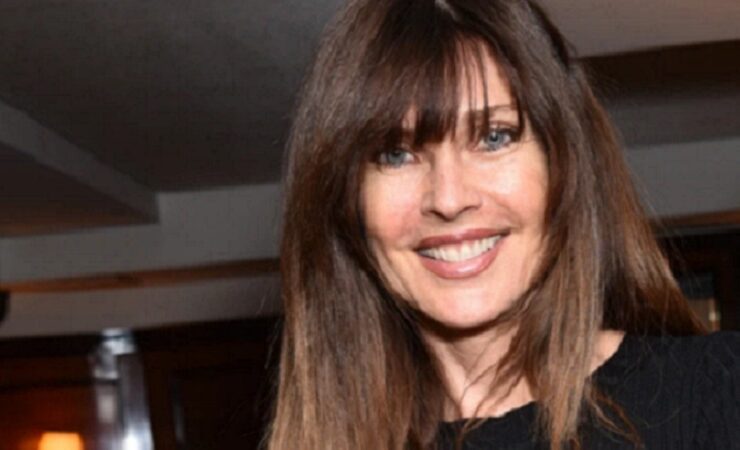 مدل ۶۴ ساله با ترفند خام خوری صورتش را حفظ کرد! مدل ۶۴ ساله با ترفند خام خوری صورتش را حفظ کرد!