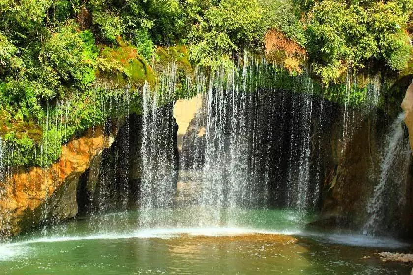 El estrecho de Bibi Sidan es un lugar fresco en Isfahán en verano