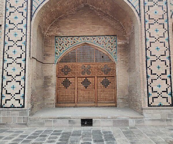 بحث و جدال سری جدید Narges Abyar در یک مسجد تاریخی! بحث و جدال سری جدید Narges Abyar در یک مسجد تاریخی!