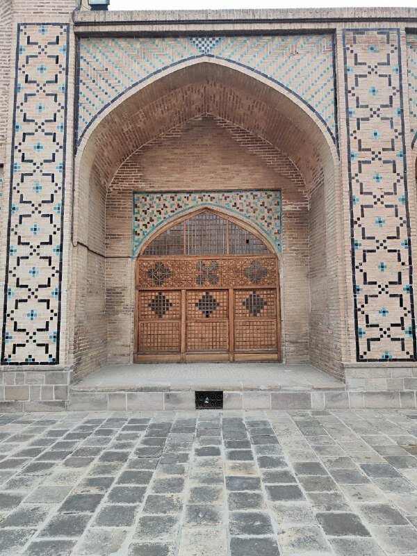 بحث و جدال سری جدید Narges Abyar در یک مسجد تاریخی!