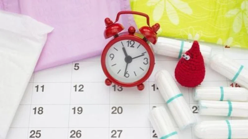 پریود یا قاعدگی چیست؟ راهنمای کامل عادت ماهانه، علائم و دلایل تأخیر 1 زود پریود شدن