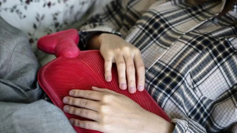 پریود یا قاعدگی چیست؟ راهنمای کامل عادت ماهانه، علائم و دلایل تأخیر 6 پریود دردناک نشانه چیست