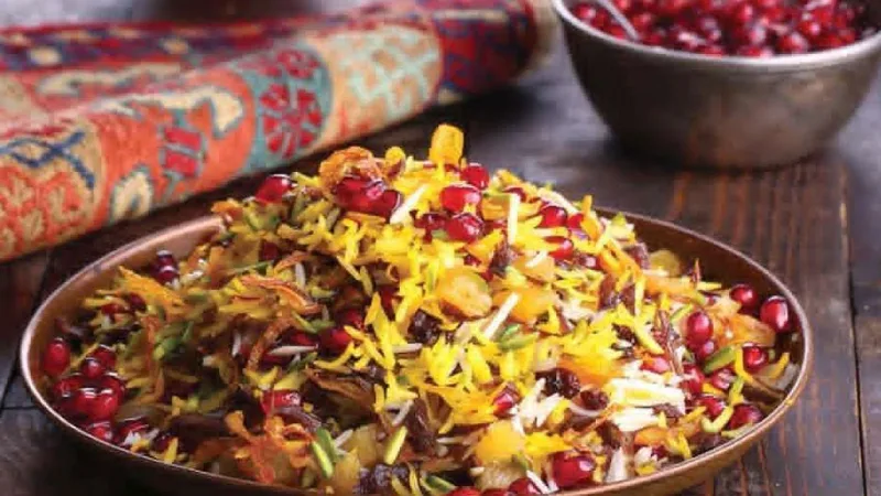 طرز تهیه برنج با انار با گوشت و مرغ برای شب یلدا و مهمانی ها 3 انار مو مجلسی