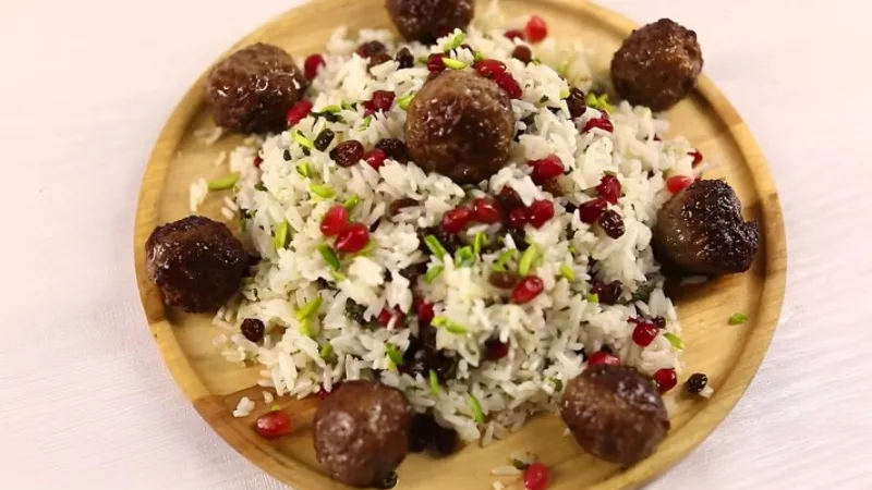 طرز تهیه برنج با انار با گوشت و مرغ برای شب یلدا و مهمانی ها 2 طرز تهیه انار پلو با گوشت چرخ کرده.