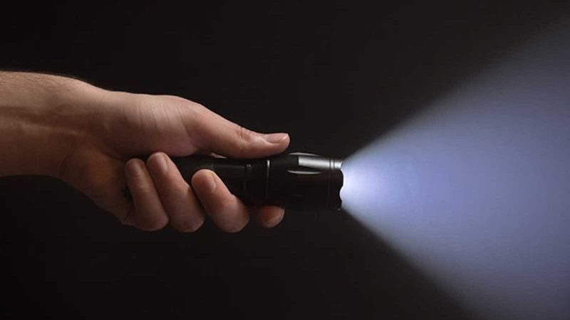 چک لیست لوازم ضروری هنگام جنگ و بحران 2 خرید چراغ قوه برای مواقع بحرانی