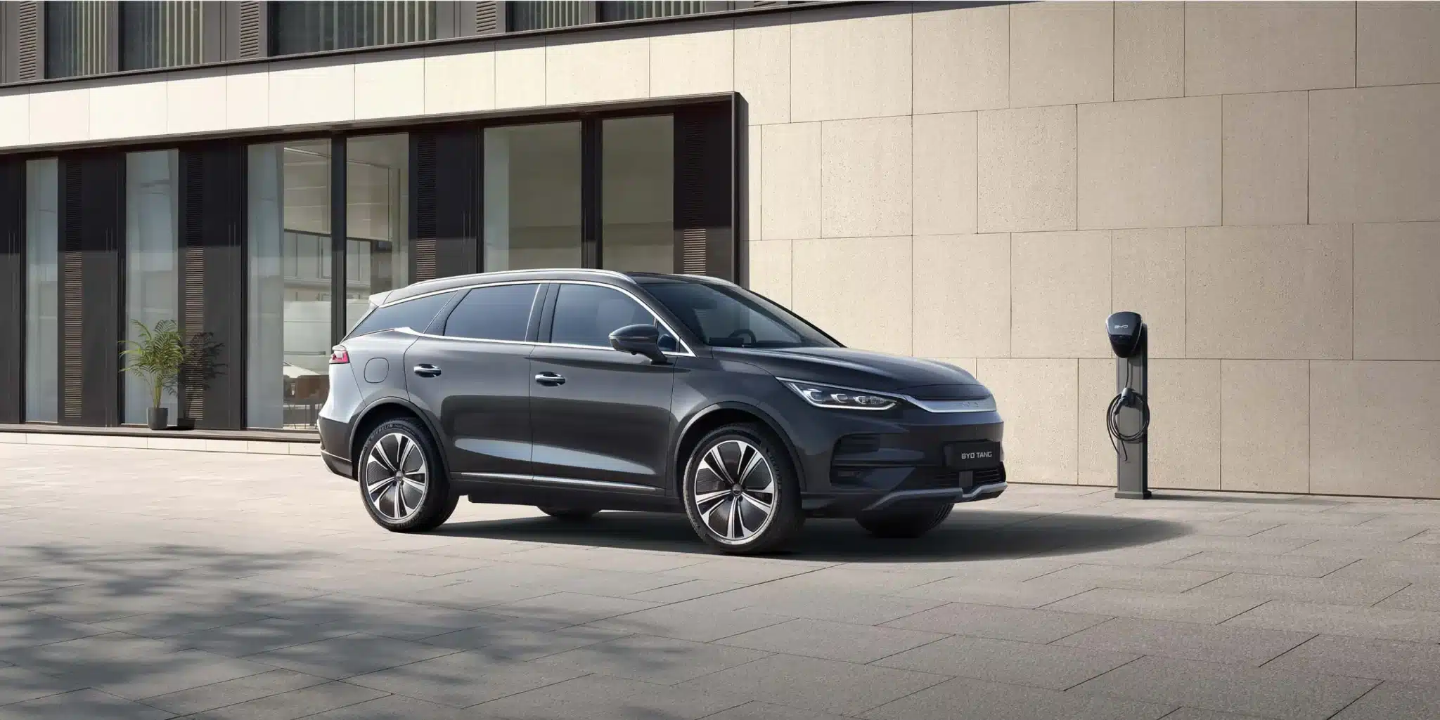 BYD Great Tong آماده ورود به بازار است. شاسی بلند 5.3 متری با طراحی مدرن و موتور قدرتمند اندلرن 1 دنیای تانگ 9