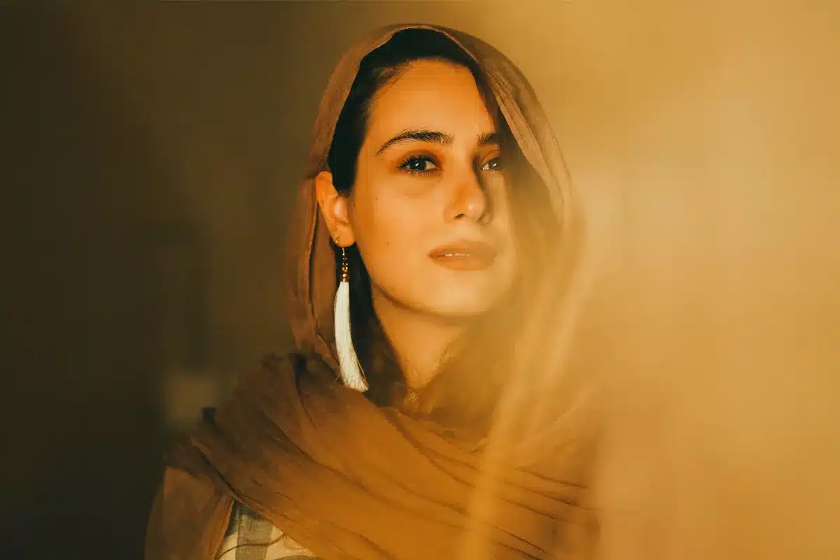 فهرست همه بازیگران سریال صحیره معرفی کامل بازیگران + بیوگرافی و نقش ها اندلرن 1 گلنوش گرهمانی در نقش عطیه / بازیگران سریال ایرانی صحیره