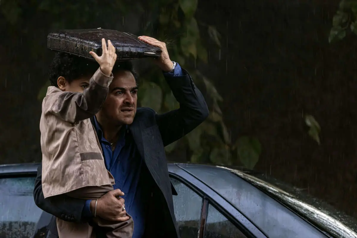 نقد سریال مو به مو/ تصویری متفاوت از جامعه که همزمان می خندد و گریه می کند. نقد سریال مو به مو/ تصویری متفاوت از جامعه که همزمان می خندد و گریه می کند.