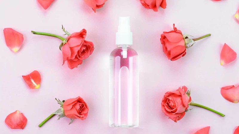 ¿Cuáles son las propiedades del agua de rosas para la piel del rostro? + Cómo utilizar correctamente 1 ¿Cuáles son los efectos del spray de agua de rosas en el rostro?