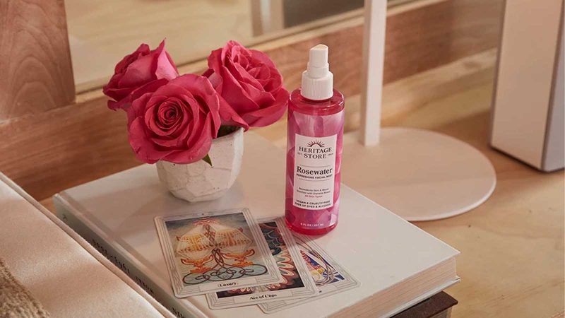 ¿Cuáles son las propiedades del agua de rosas para la piel del rostro? + Cómo utilizar correctamente 2 Lavarse la cara con agua de rosas