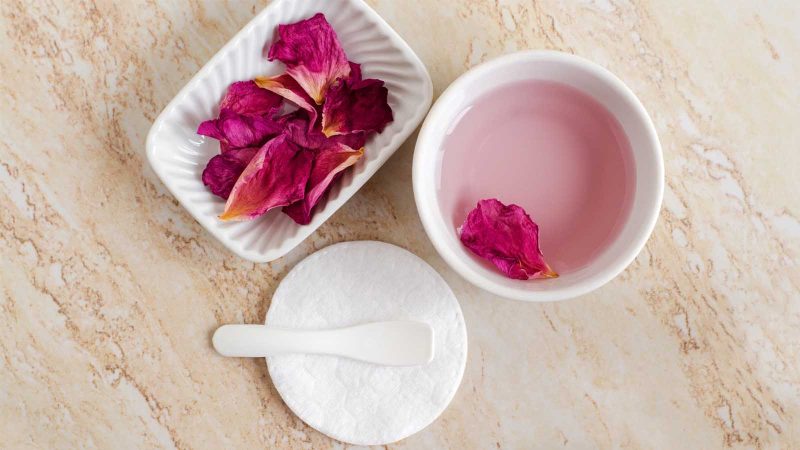 ¿Cuáles son las propiedades del agua de rosas para la piel del rostro? + Cómo utilizar correctamente 3 El milagro del agua de rosas para la piel - diferentes combinaciones con agua de rosas para la piel
