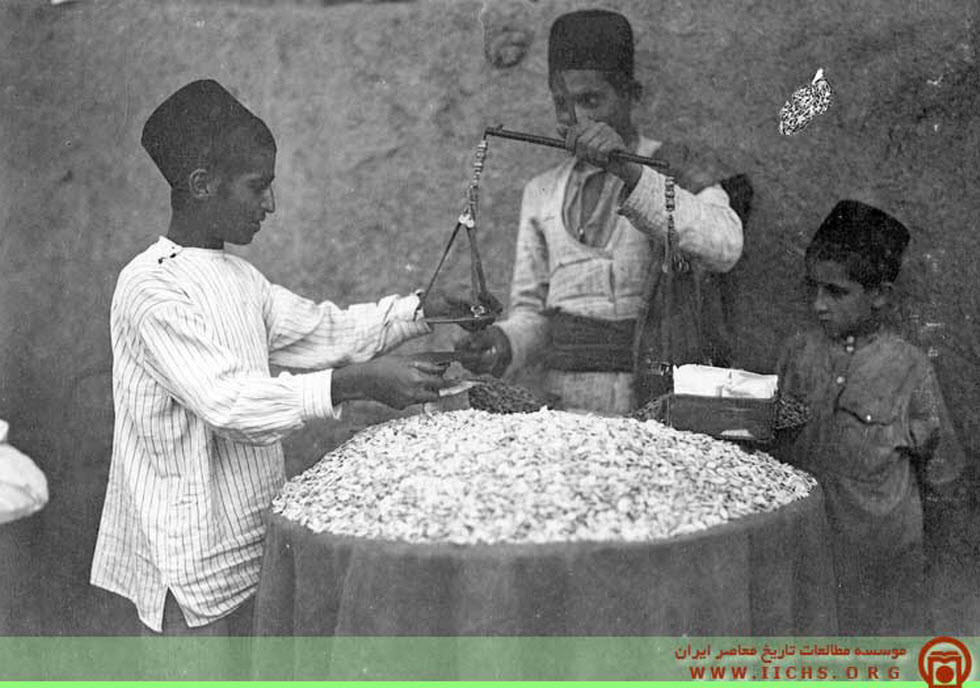 آلبوم عکس نایاب خاطرات؛ از خیابان ناصرخسرو تا نخستین ماوس مایکروسافت | بازیگرها 42 1780509798 397 آلبوم عکس نایاب خاطرات؛ از خیابان ناصرخسرو تا نخستین ماوس